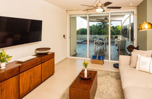 Puerto Juarez Apartment | BEACHFRONT w/Huge pool & private terrace l BBQ I Fast WiFi 2Br