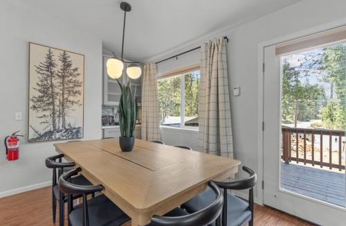 Christmas Valley House | The Slöpe - NEW Cozy Fall Stay - AC - Tahoe Views - Hiking