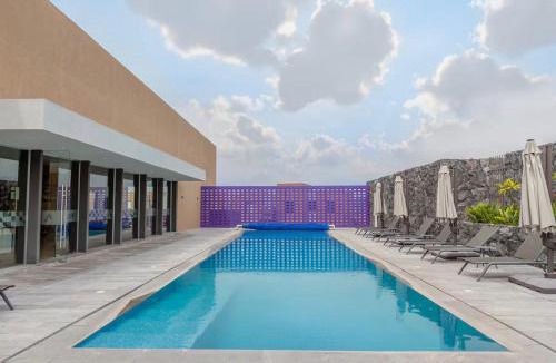El Marques Apartment | Loft en Zibata con Vista Alberca y Gym