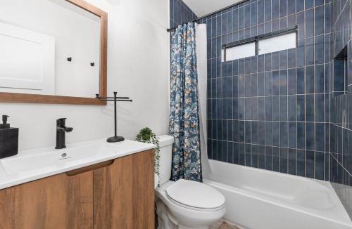 Sam Hughes House | Luxury 5 BR Retreat Sleeps 11 Near U of A