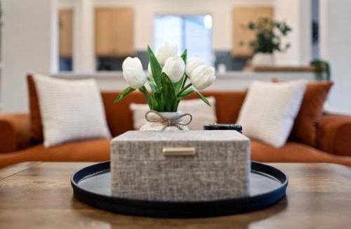 Sam Hughes House | Luxury 5 BR Retreat Sleeps 11 Near U of A