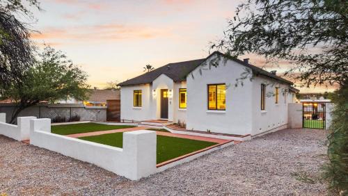 Sam Hughes House | Luxury 5 BR Retreat Sleeps 11 Near U of A