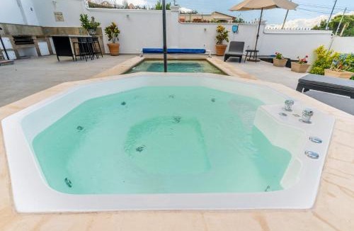 Raquet Club House | ANANA Casa de los Sueños - Villa with Thermal Water and Views