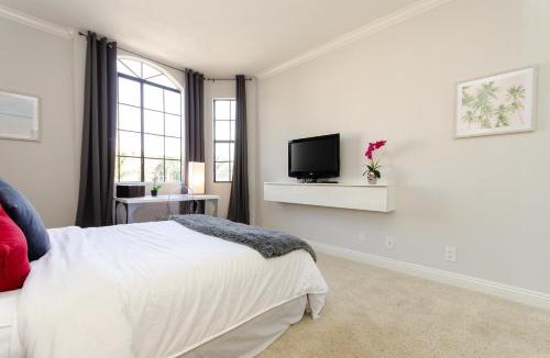 Beverly Grove Apartment | Designer Penthouse 2 Bedroom with Balcony Beverly Hills Adjacent