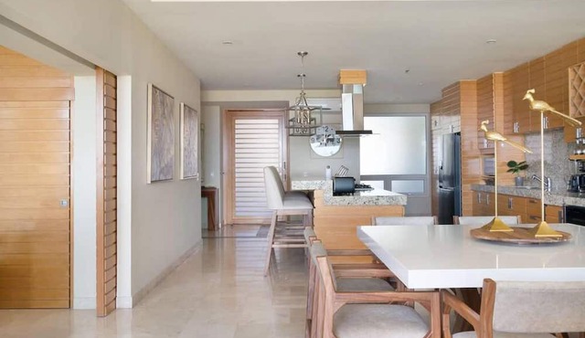 Enjoy Your Stay at a Luxury 3 Bedroom Condo With Stunning Lake Views