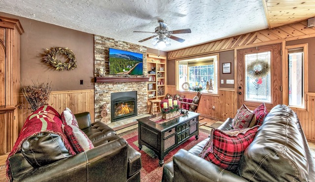 The Lazy Bear's Den roomy 2 bedroom updated cabin, in South Lake Tahoe