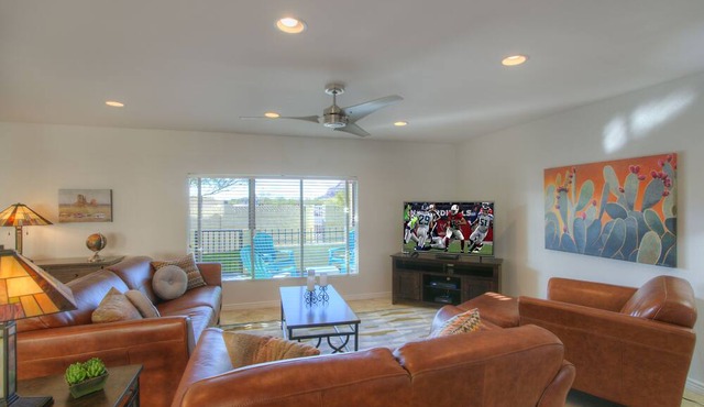 Modern Renovated Gem- Scottsdale Townhome w/Pergola- Near Old Town & Papago Park in Scottsdale