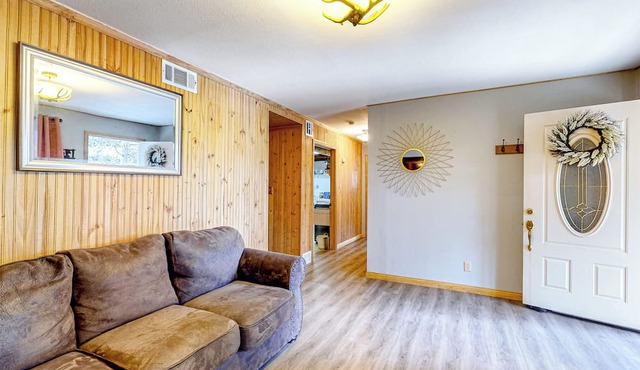 3BR Idyllic Cabin in the Woods w/Wood Fireplace