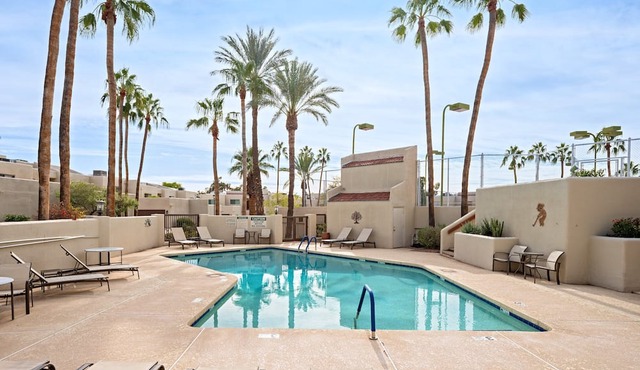 Biltmore Bliss-pool-pickeball-gym-mountain Views in Phoenix