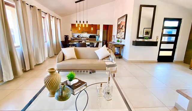 Luxurious 3 Bedroom in Ajijic-sleeps 6-private Gym-pickleball Court-golf Cart