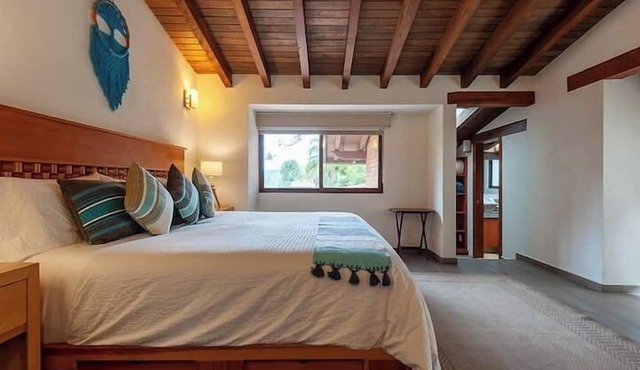 Incredible Property with Huge Garden and Pool!