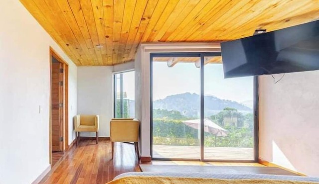 LUXO Casa Valle de Bravo con jacuzzi y espectacular Vista al Lago