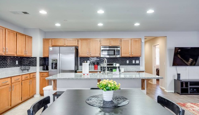 Lake Elsinore Home w/Fenced-In Yard & Fire Pit!