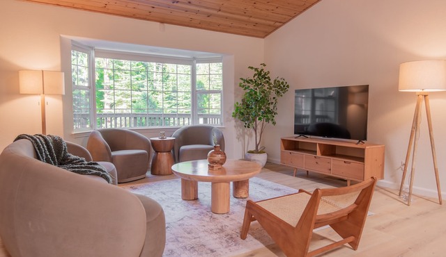 Scenic Mountain Retreat - Hot Tub, Wineries, Lakes