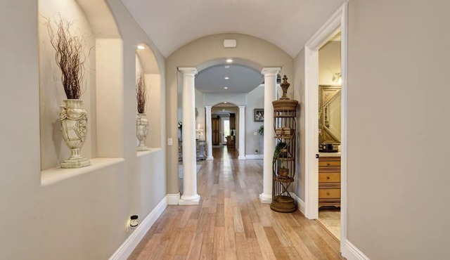 Gorgeous Villa In Upscale Neighborhood
