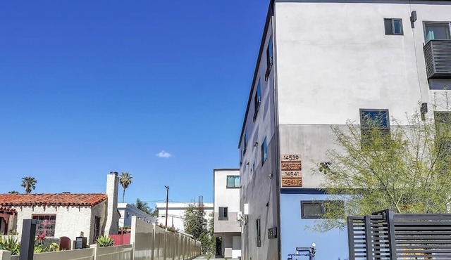 Luxurious Townhome W 3 Master Suites gated Parking in Los Angeles