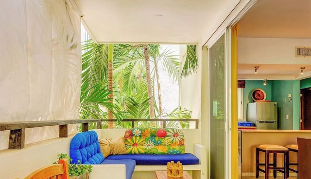 Central Condo: Pool, Steps to 5th Ave & Beach