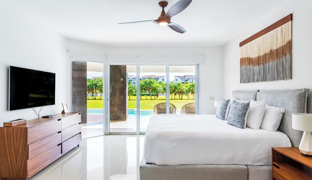 NEW 2BR Swim-Up at Mareazul Resort – Sleeps 6 | Casa Bellissima
