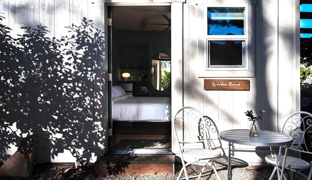Professionally designed, centrally located to wineries and red rocks, premium bedding for a positive reset. Dogs Welcome.