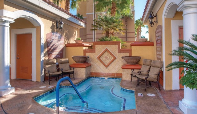 2 Bed 2 Bath Las Vegas - Pools, Hot Tubs, Cabanas and More!