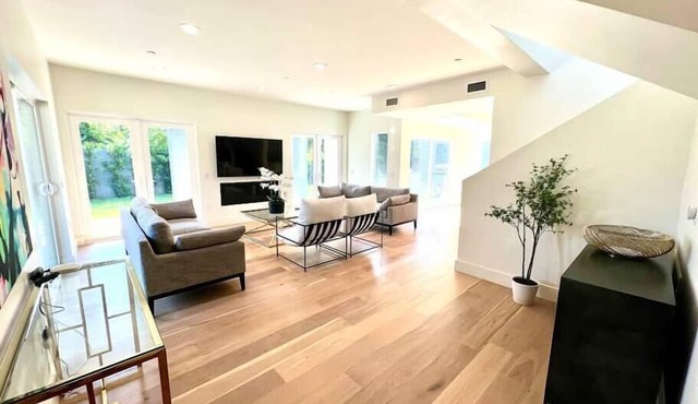 Gorgeous New "Cosmopolitan Arts House" in Prime Silverlake with Pool and Views!