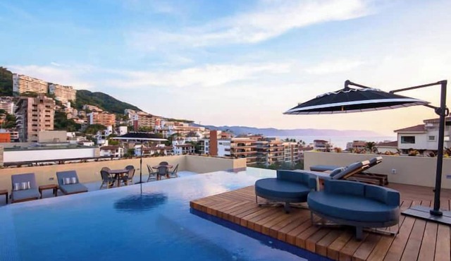 Top-Floor Penthouse · Walk to Beach · King Bed