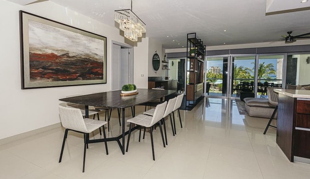 Ocean View 4 bedroom Apartment Beach Accesible 4,5 bath sleeps 10