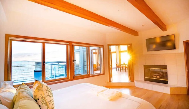 Luxury Beachfront Penthouse/Walk to the Beach, Restaurants, Entertainment