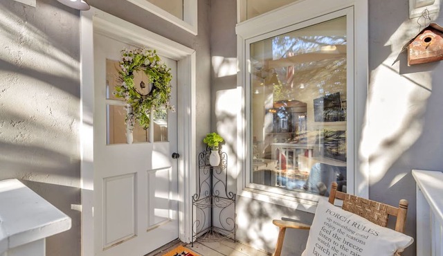 Historic secluded cottage…6 blocks from the town square with gazebo relaxation. in Prescott