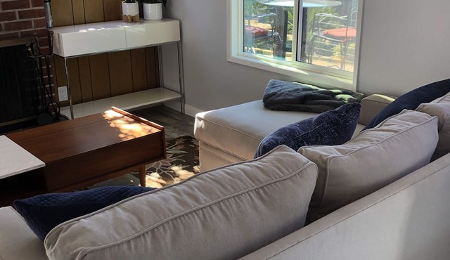 Private, vintage, 2bd, 2ba, third acre lot, ocean views, amazing sunsets!