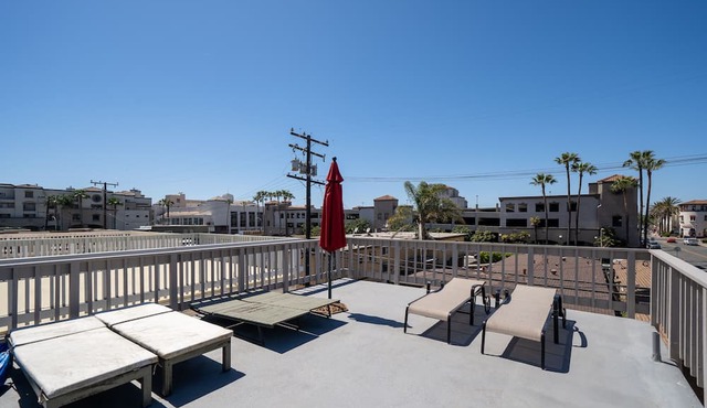 AC, spa, bikes, deck, Steps to beach and shops