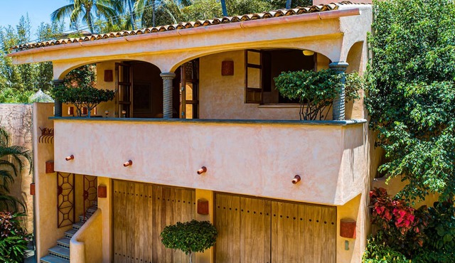 Private, Beach Access, Ocean View, Walkable to Town, Daily Maid Service, WiFi!