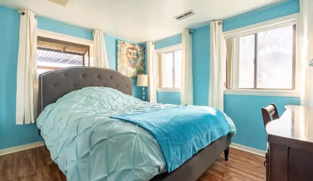 Large country home with 3 bed rooms and 3 baths. in Lone Pine