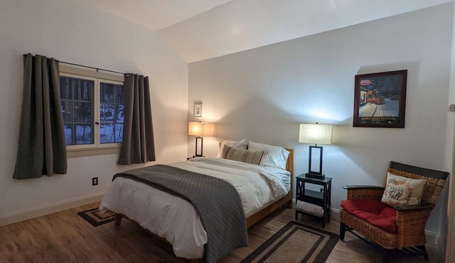 Riverfront Cottage 5 Minutes from Palisades Tahoe 10 minutes to Lake Tahoe