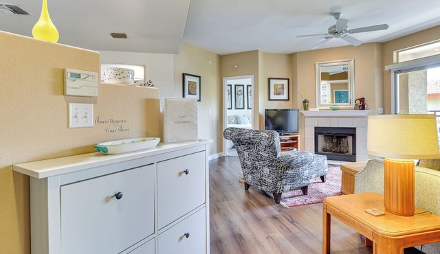 Getaway w/Balcony & Spa: 13 Mi to Old Town