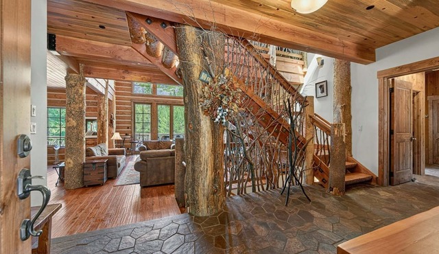 Bullshead By Tahoe Getaways - Pet-Friendly 4700SQ FT Luxury Riverfront Estate w Hot Tub in Olympic Valley