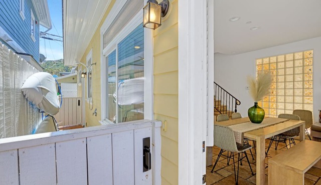 334E: Sprawling House on Popular Eucalyptus Str, Stone Tile Floors, Updated Kitc