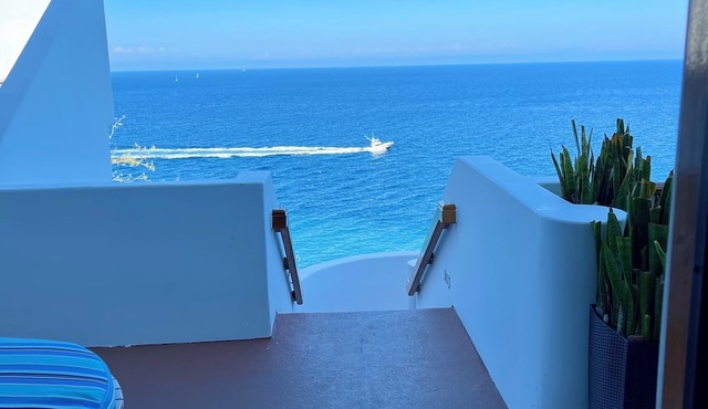 Amazing Views - Hamilton Cove Ocean front Villa with large wrap around balcony