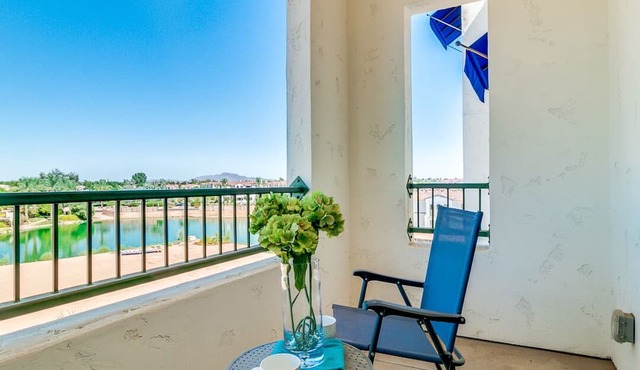 Resort Condo! Walk to Rest. and Bars! 30 night Min