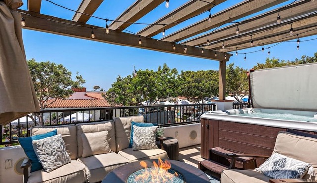 Oceanview Penthouse HotTub Walk to Village/Beach