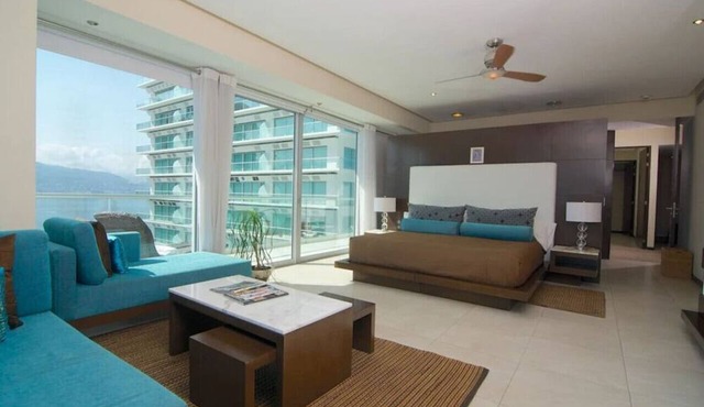Beachfront condo in superb location amazing views