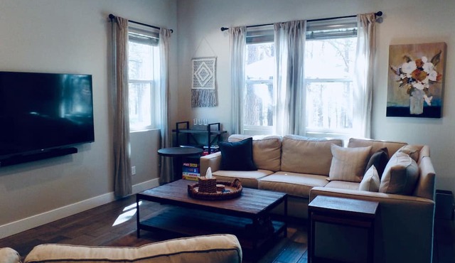 Luxury in the Pines, 5 mins to NAU, 10 mins to downtown, Dog with approval in Flagstaff