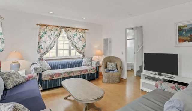 Best Value on Balboa Island, Classic Cottage w/Amenities, Walk to Beach and Marine Avenue