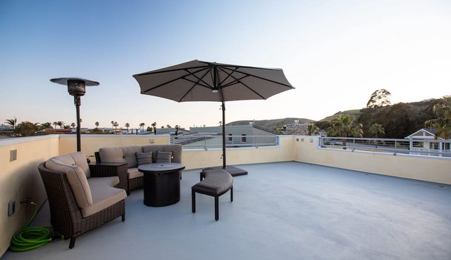Luxury Avila Beach Condo, roof top patio = couch, heater, fire pit & hot tub.