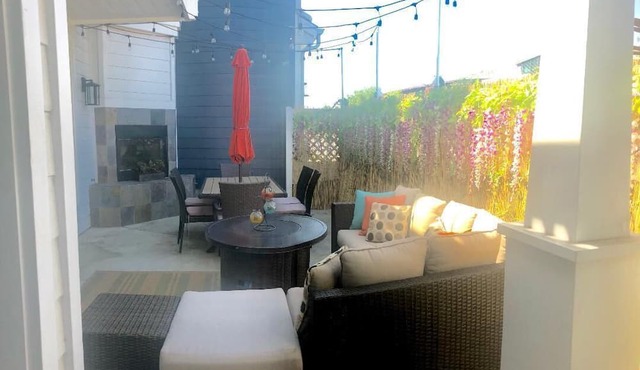 6 Blks from beach. Walking distance to restaurants, shops. Excellent location!