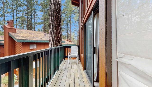 Slopeside alpine condo with gas fireplace, shared hot tub-at base of Heavenly Lodge