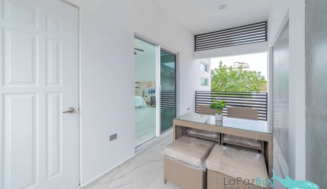 Downtown Apt w/common pool + private terrace