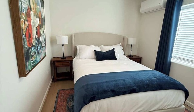 2 Bed/1bath, two blocks from U of A!