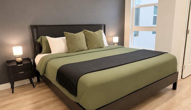 Modern Apartment with Pool & Gym Near Disneyland
