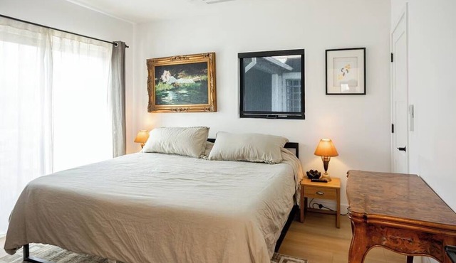 1BR Spanish Bungalow/Luxury Vintage Charm & Walkable/EV Charger in Los Angeles
